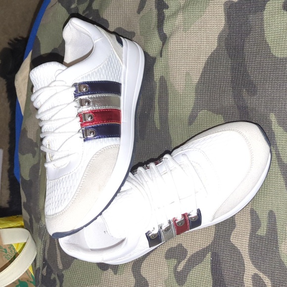 Tommy Hilfiger Twronna Women's Sneakers with Red & Blue Stripes Only $30 NWOT - Picture 1 of 6